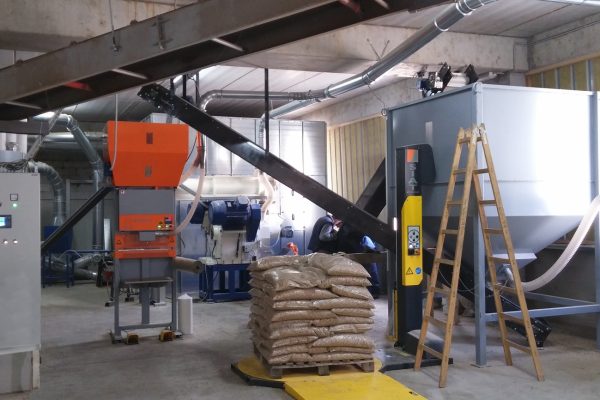 Bagging system fed from 4 tonne pellet cooling silo